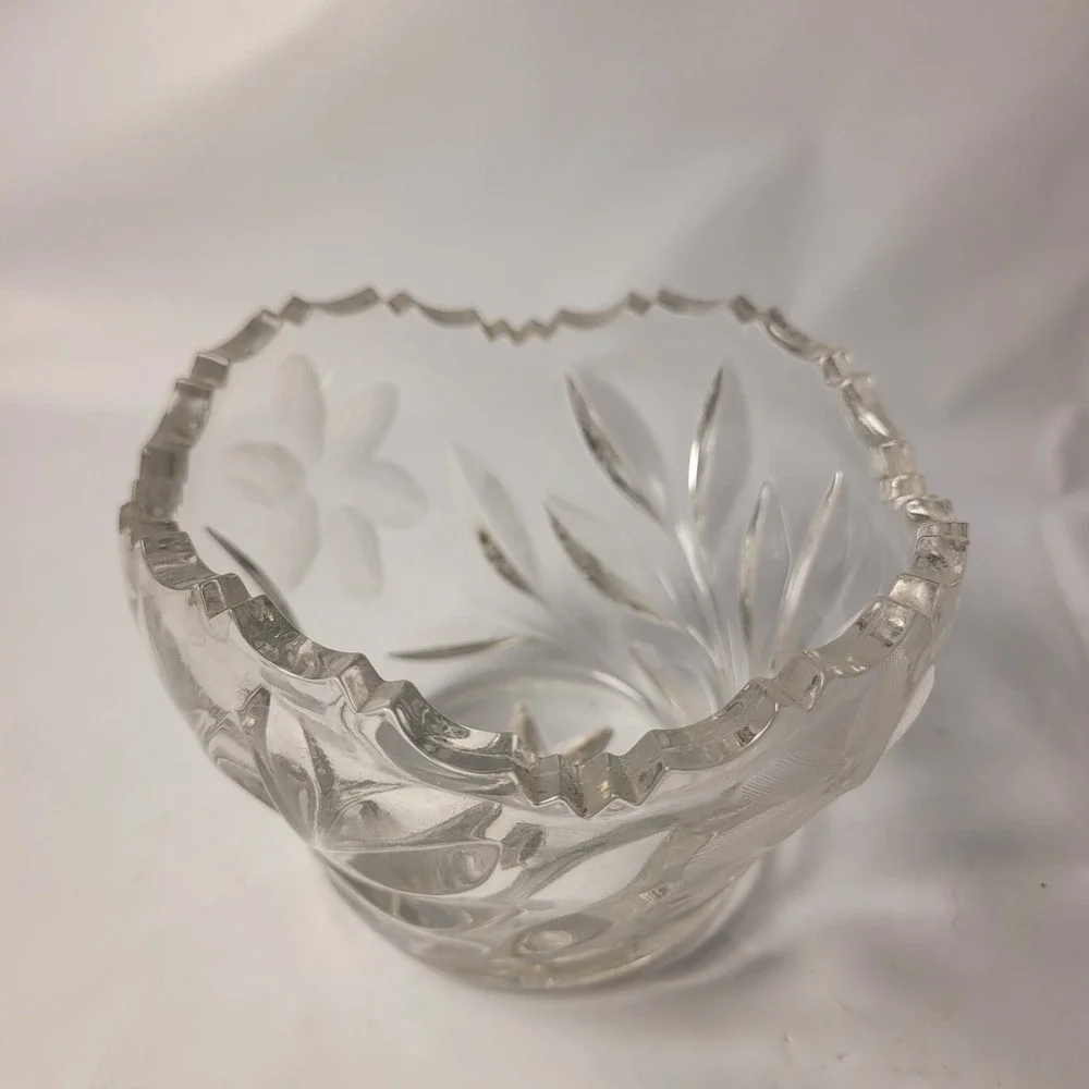 Rare Crystal‎ Small Bowl Clear Etched Floral Starburst Scalloped Glass Rim 4 3in